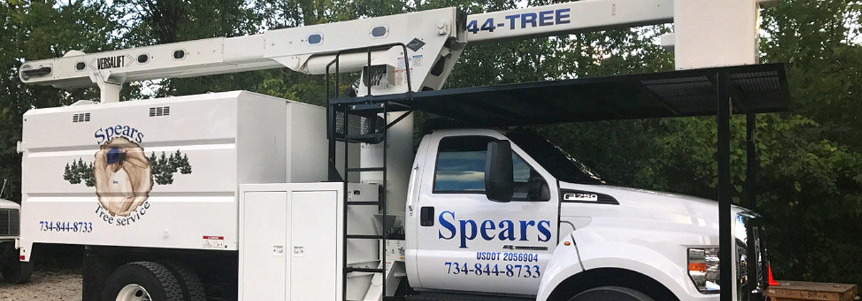 A white truck with the words " 4 4 tree " on it.